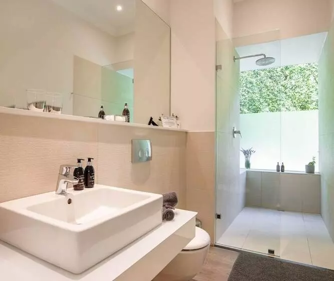 Majatalo La Providence Guest House & Wine Farm