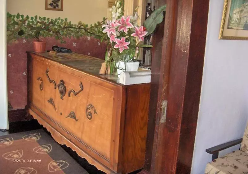 هتل Demontevin Lodge