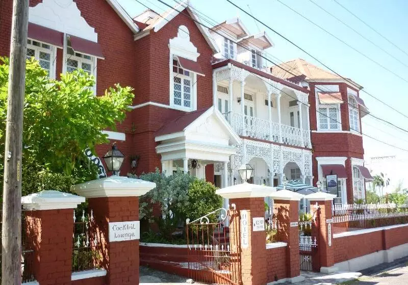 هتل Demontevin Lodge