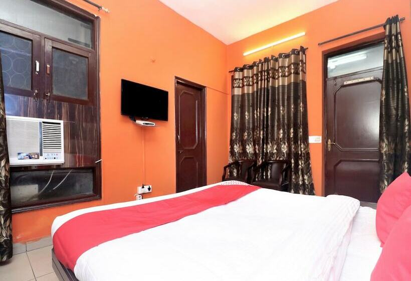 Oyo 14876 Hotel Samrat