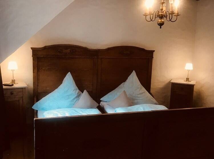 بنسيون Zur Fledermaus