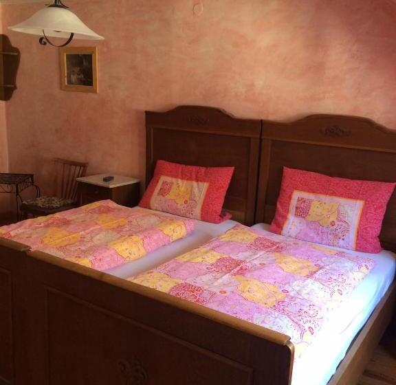 بنسيون Zur Fledermaus