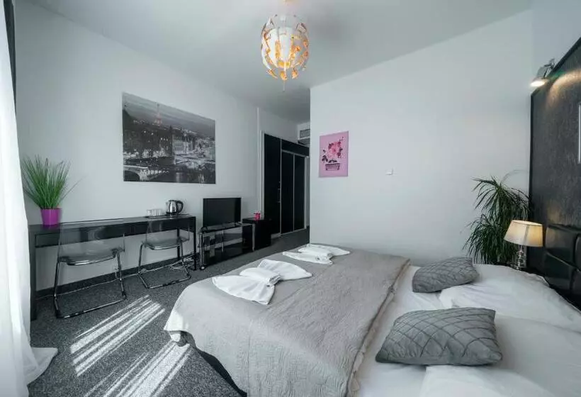 Majatalo Penzion Homer Poděbrady