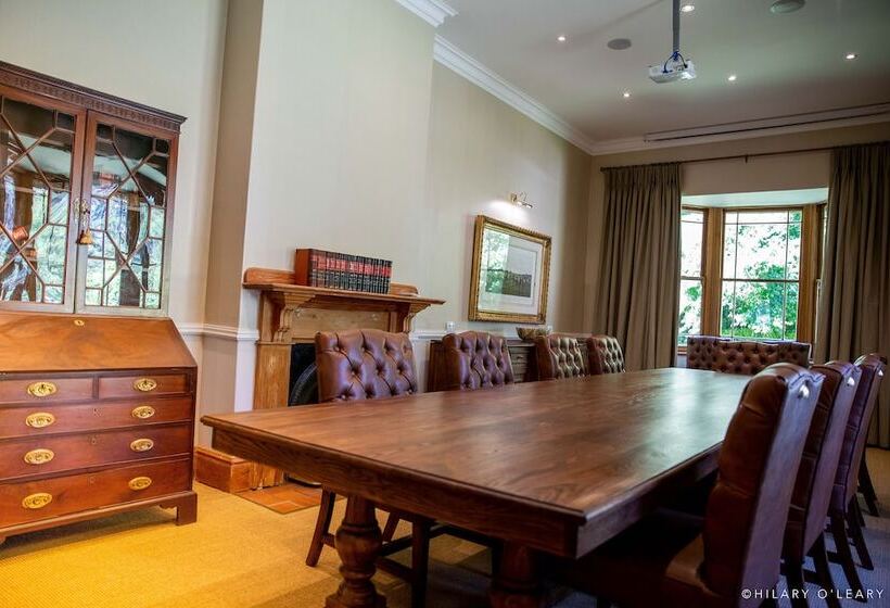 فندق Hartford House