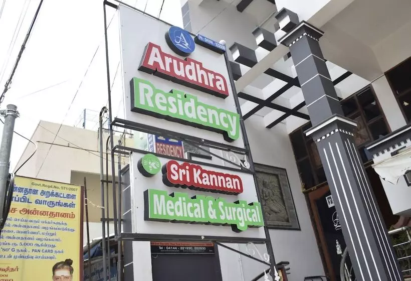 ペンション Arudhra Residency