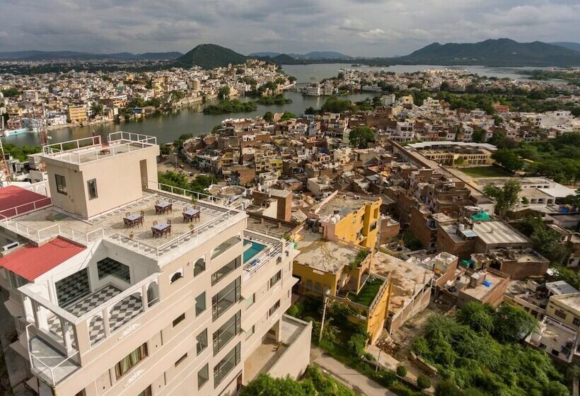 Отель The Raj Kuber