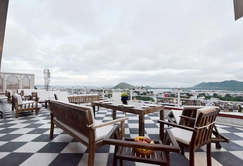 Отель The Raj Kuber