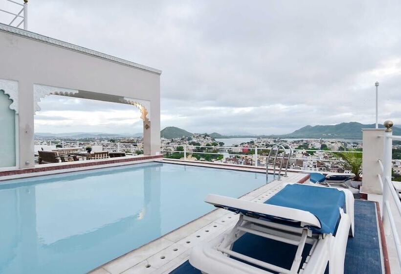 Отель The Raj Kuber