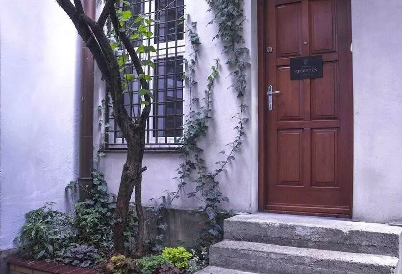 Mr 3 Apartments