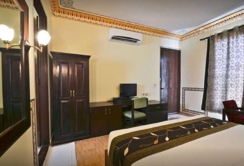 בית מלון כפרי The Rajwada Resort And Spa