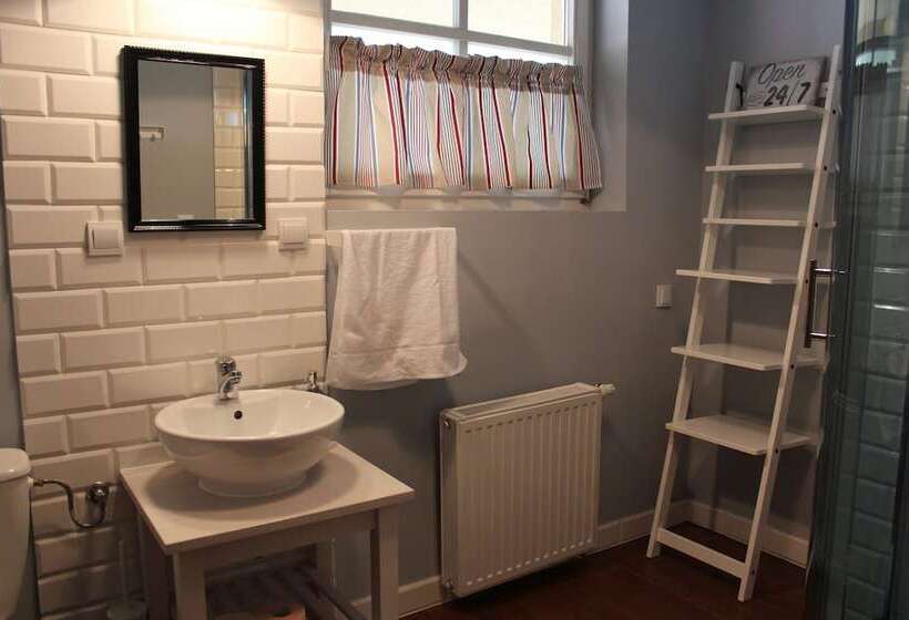 Sisters Lodge Hostel