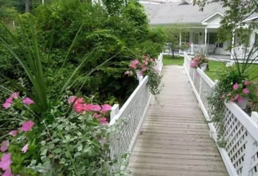 Отель The 1896 House Country Inn   Brookside & Pondside