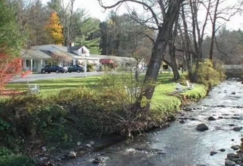 Отель The 1896 House Country Inn   Brookside & Pondside