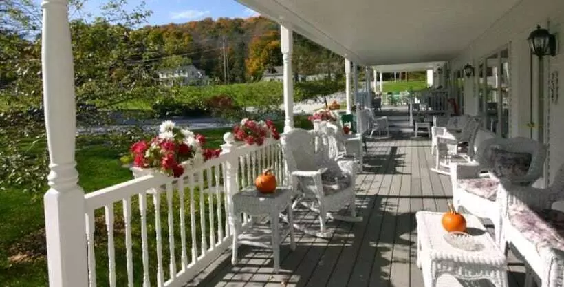 Отель The 1896 House Country Inn   Brookside & Pondside