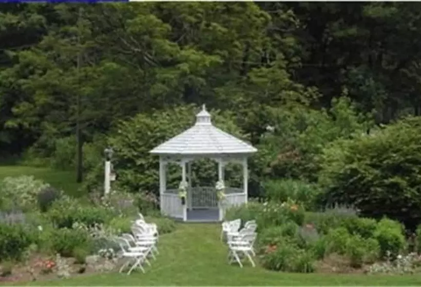 Отель The 1896 House Country Inn   Brookside & Pondside