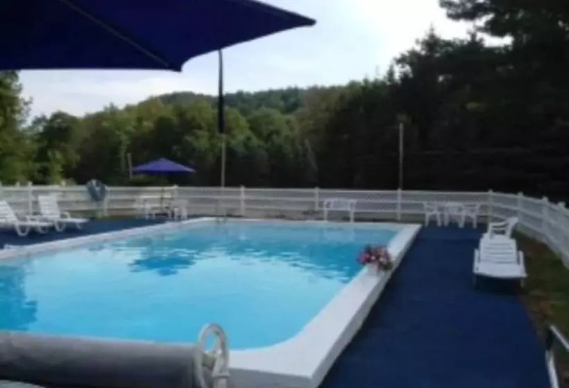 Отель The 1896 House Country Inn   Brookside & Pondside