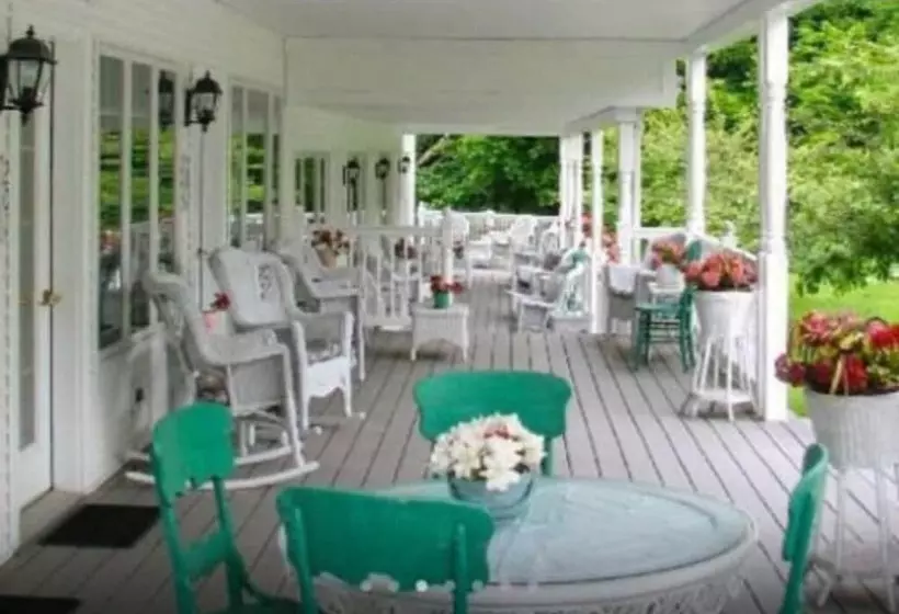 Отель The 1896 House Country Inn   Brookside & Pondside