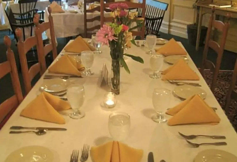 Отель The 1896 House Country Inn   Brookside & Pondside