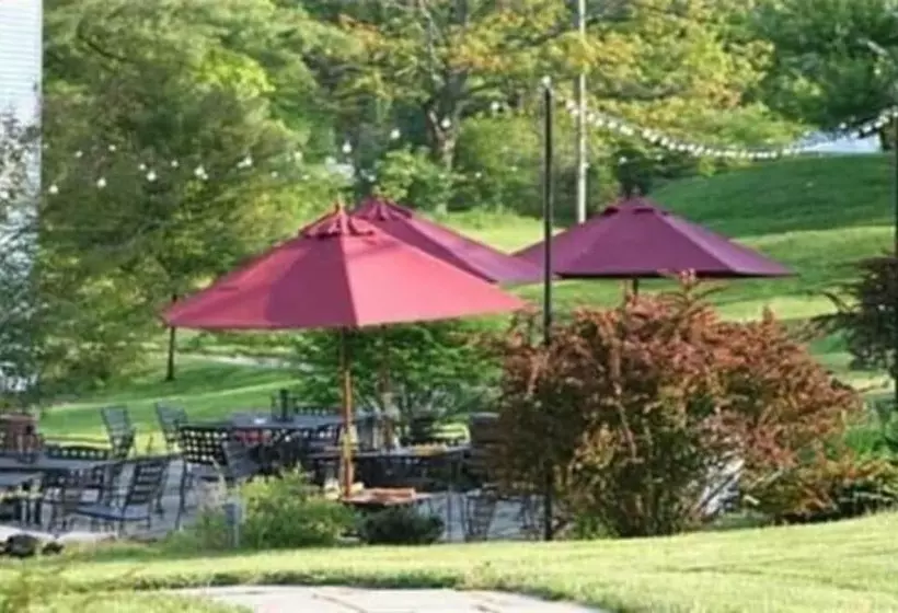 Отель The 1896 House Country Inn   Brookside & Pondside