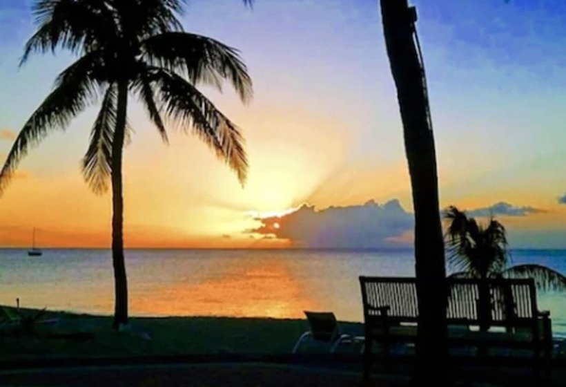 هتل Cottages By The Sea