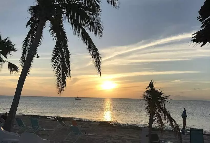 هتل Cottages By The Sea