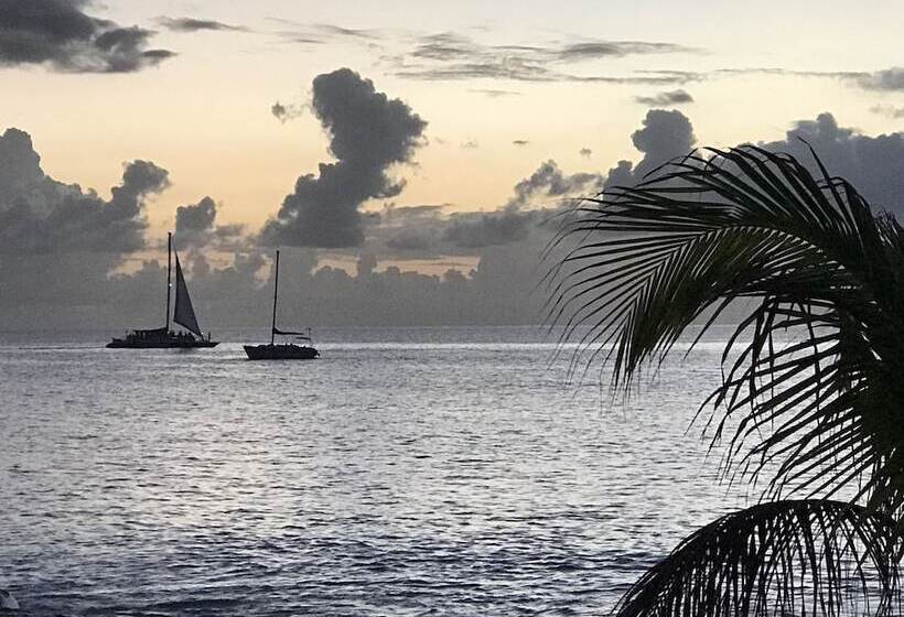 هتل Cottages By The Sea