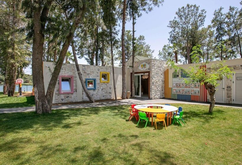 בית מלון כפרי Megasaray Resort Side