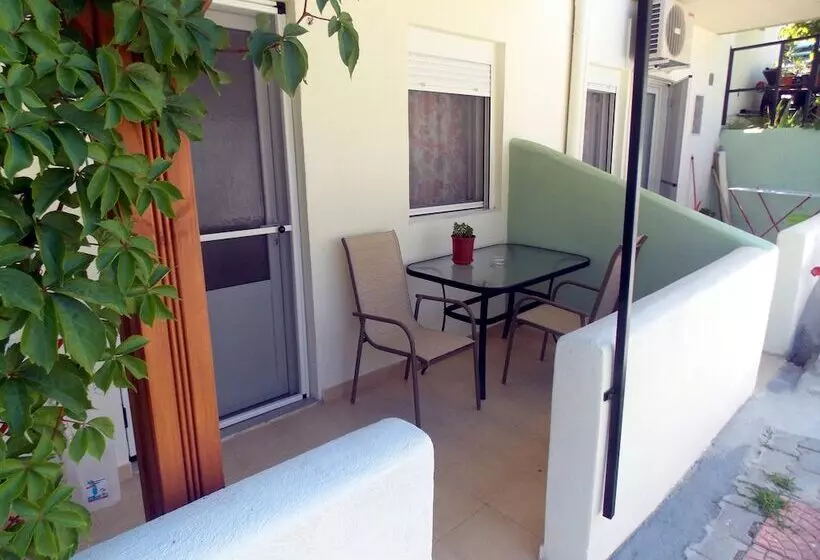Nikos Apartments