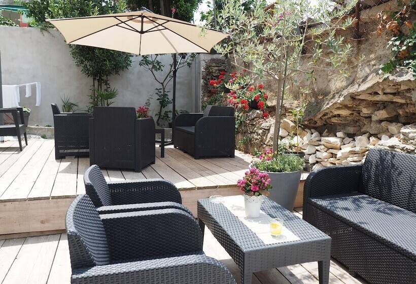 Captain Emo City Apartments