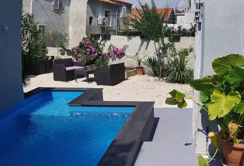 Captain Emo City Apartments