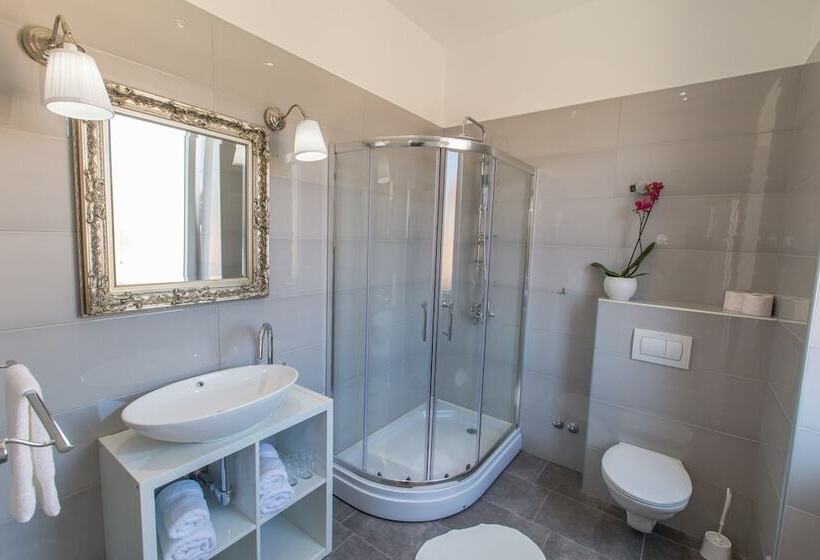 Captain Emo City Apartments