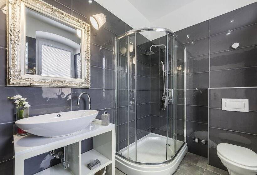 Captain Emo City Apartments