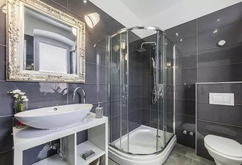 Captain Emo City Apartments