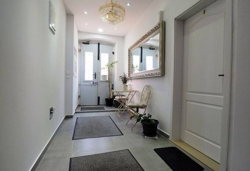 Captain Emo City Apartments