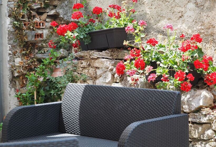 Captain Emo City Apartments