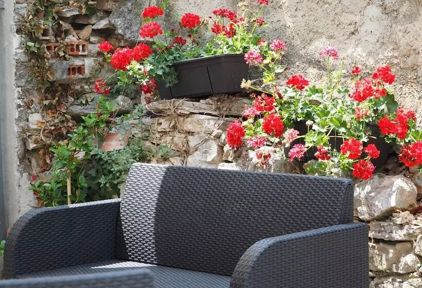 Captain Emo City Apartments