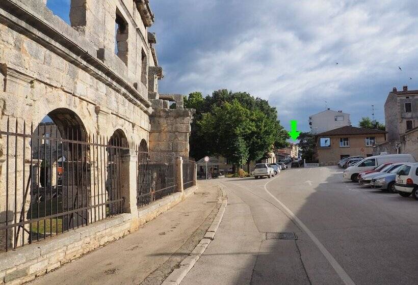 Captain Emo City Apartments