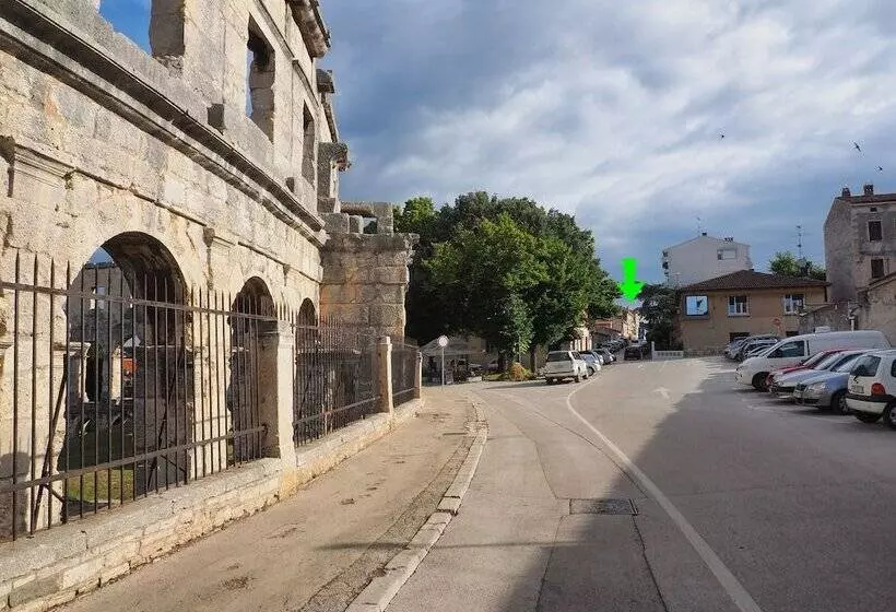 Captain Emo City Apartments