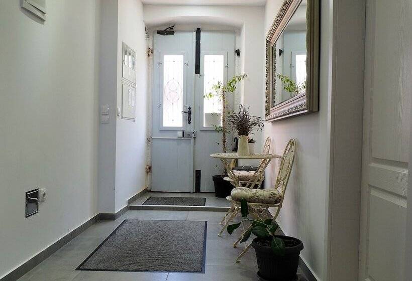 Captain Emo City Apartments