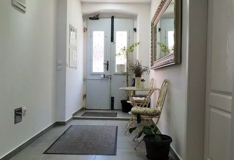 Captain Emo City Apartments