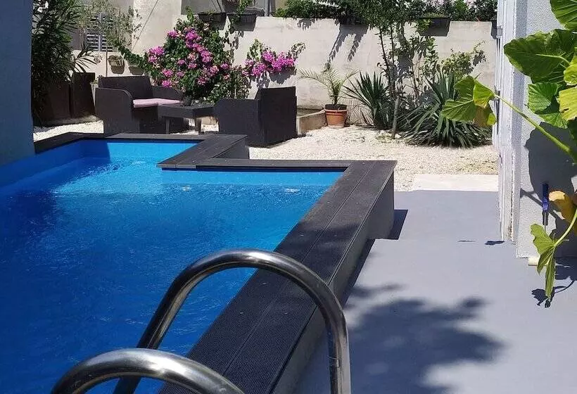 Captain Emo City Apartments