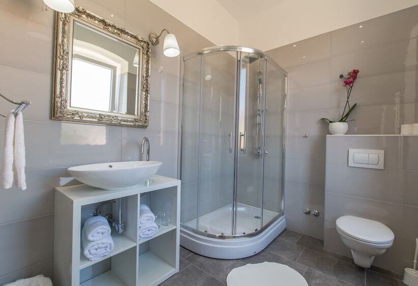 Captain Emo City Apartments