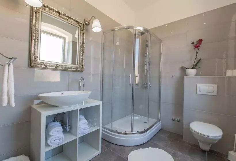 Captain Emo City Apartments