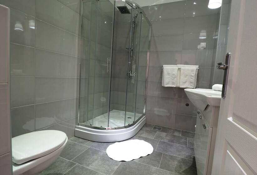 Captain Emo City Apartments