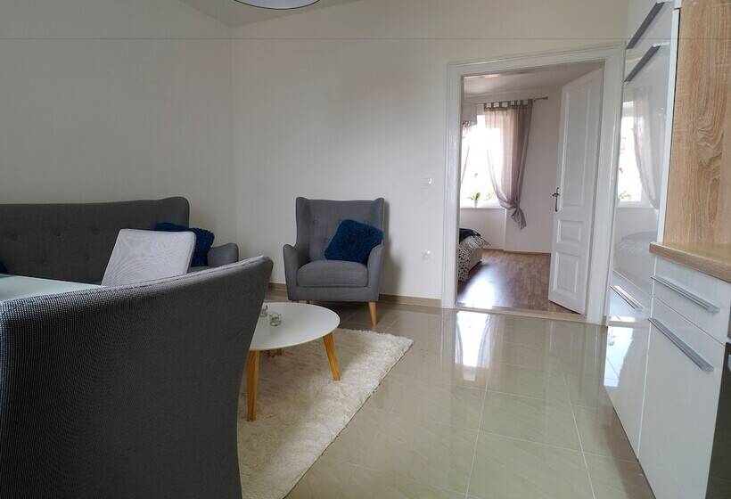 Captain Emo City Apartments