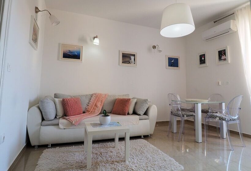 Captain Emo City Apartments