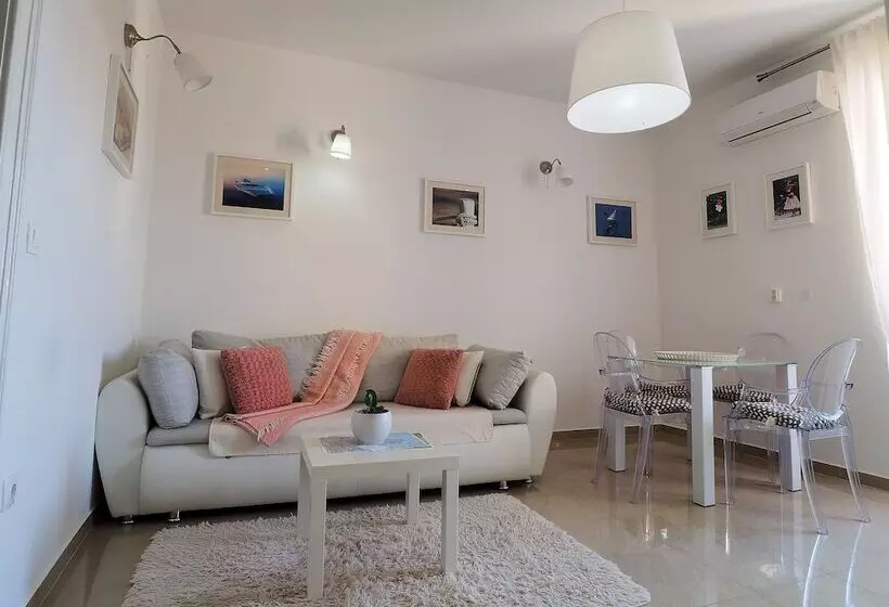 Captain Emo City Apartments