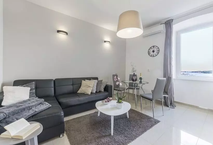 Captain Emo City Apartments