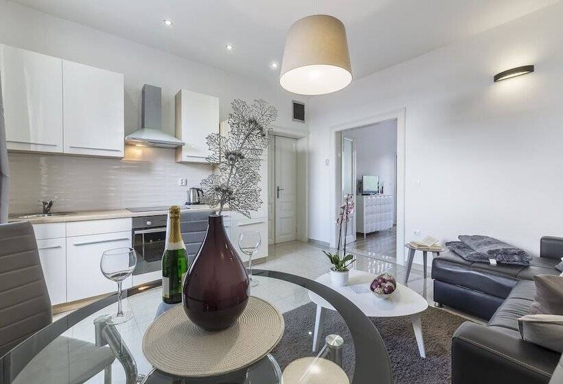 Captain Emo City Apartments