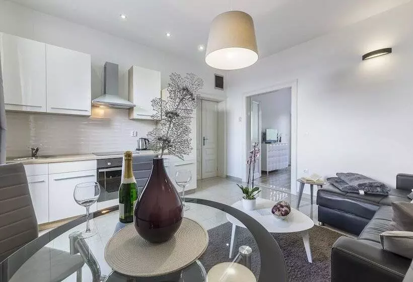 Captain Emo City Apartments